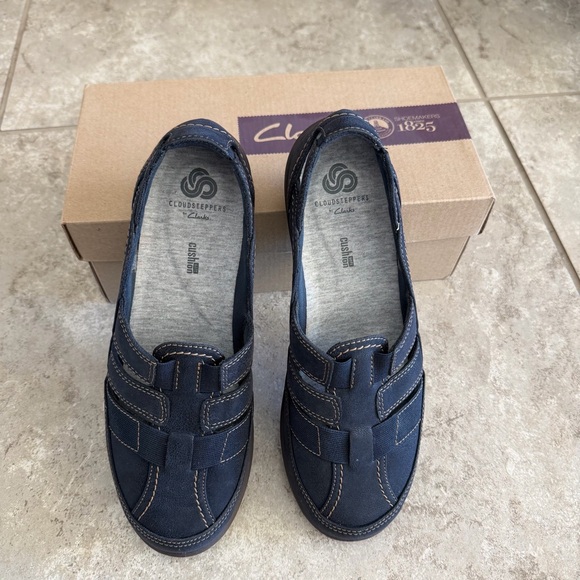 CLARKS - Picture 2 of 3